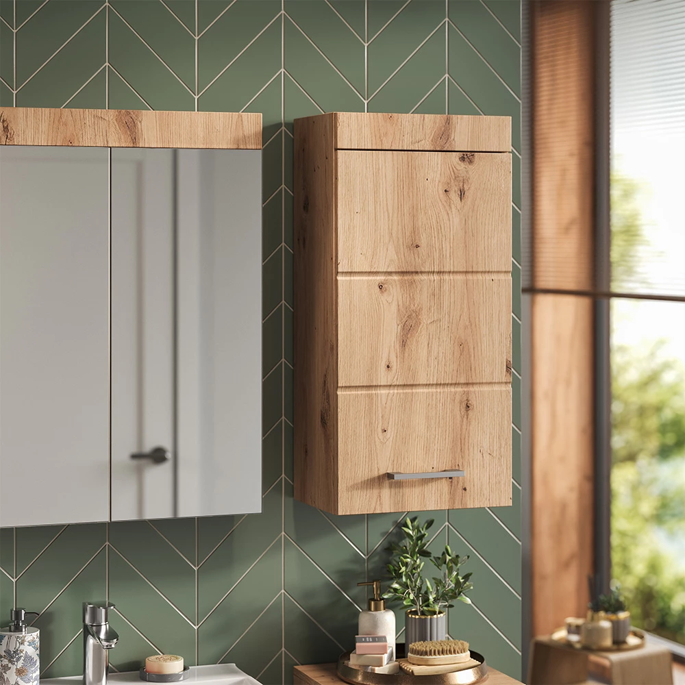 Badschrank in Eiche Wotan, dargestellt im Ambiente mit Dekoration