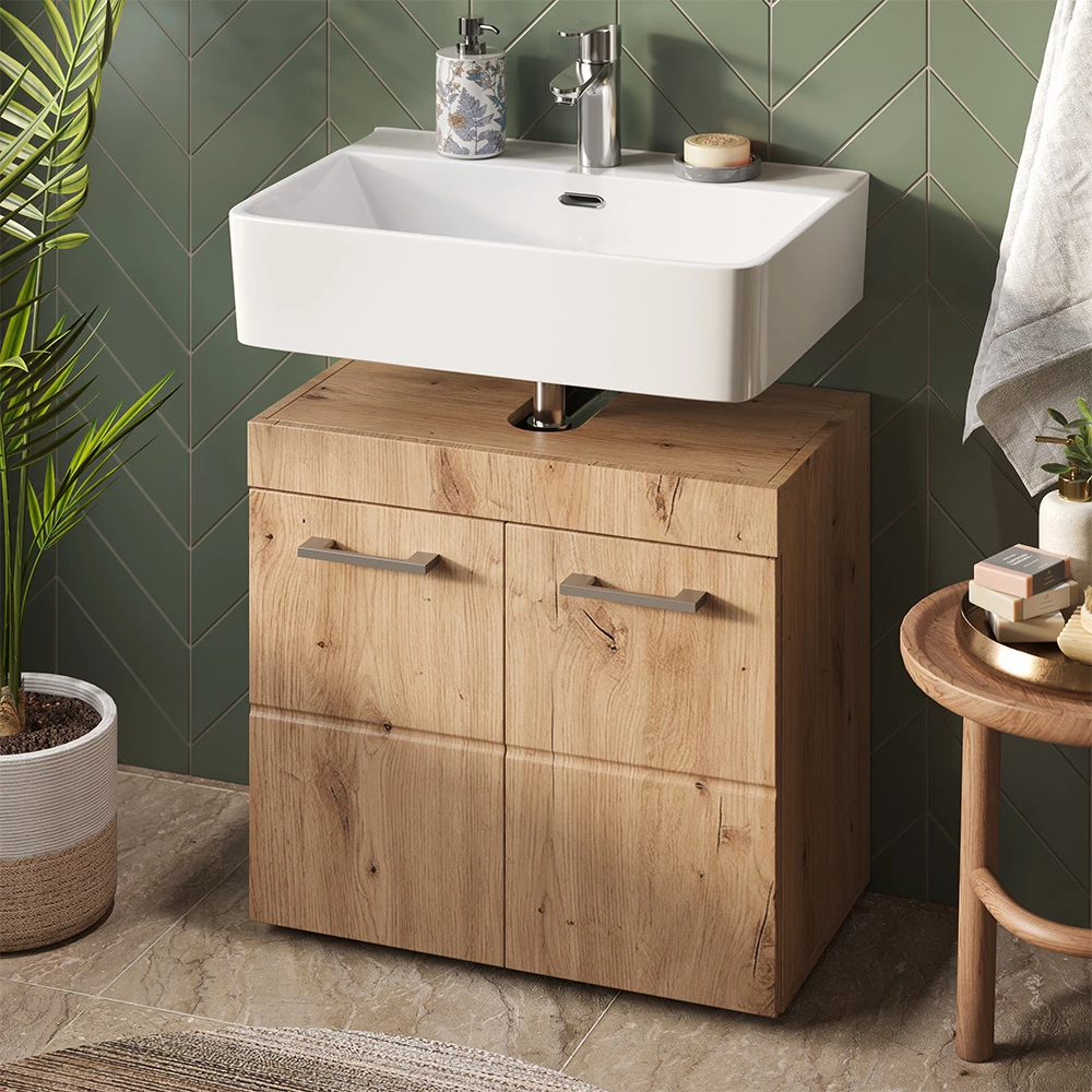 Meuble sous vasque simple en Chêne Wotan, présenté dans un décor ambiant avec décoration