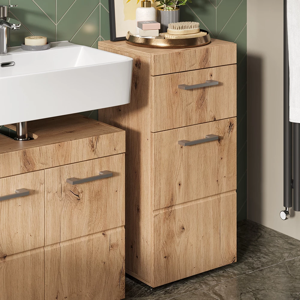 Midischrank in Eiche Wotan, dargestellt im Ambiente mit Dekoration