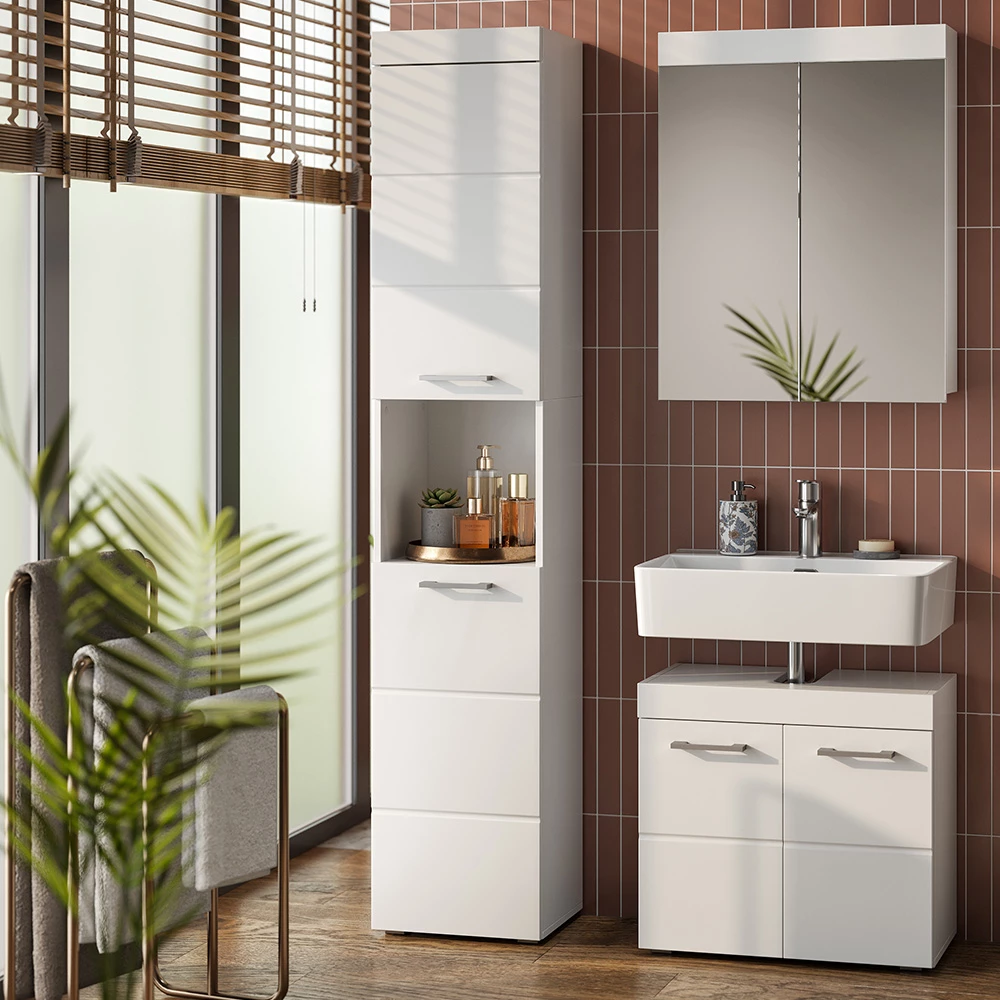 Badschrank in Weiß, dargestellt im Ambiente mit Dekoration