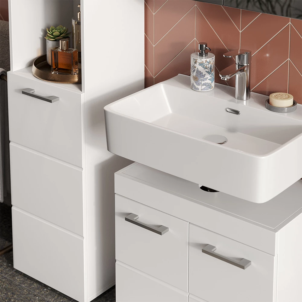 Nahaufnahme von Badschrank in Weiß, zeigt Textur/Details