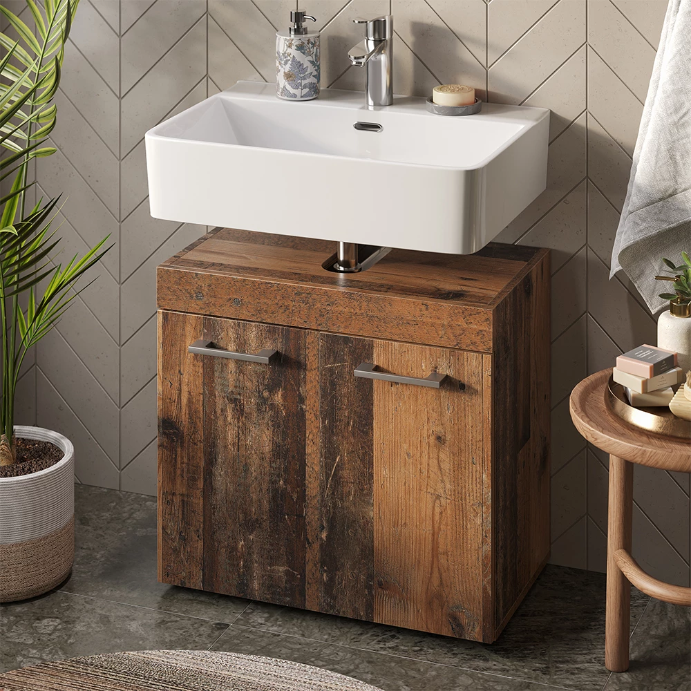 Waschbeckenunterschrank in Oldstyle, dargestellt im Ambiente mit Dekoration