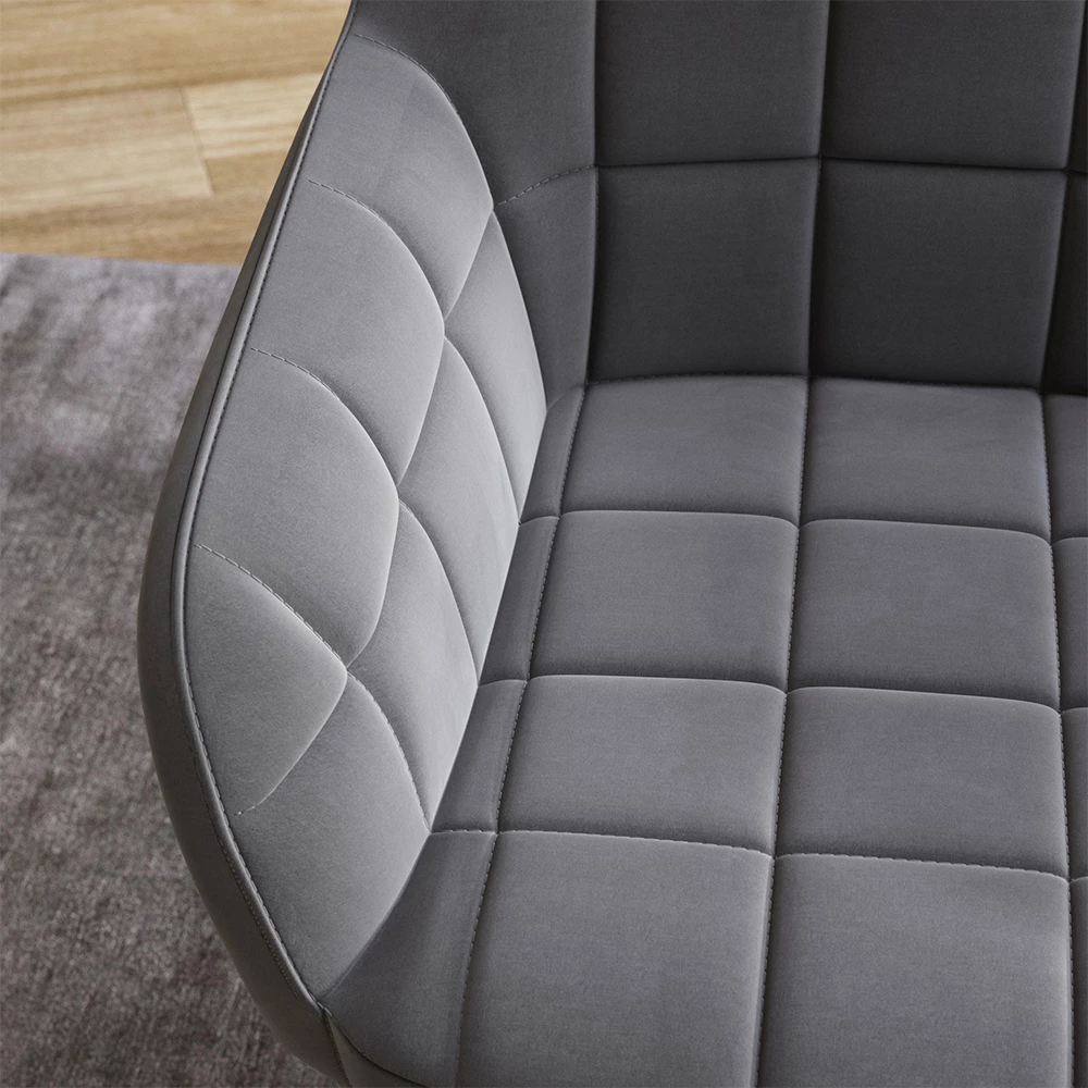 Nahaufnahme von Esszimmerstuhl in Grau, zeigt Design- und Oberflächendetails