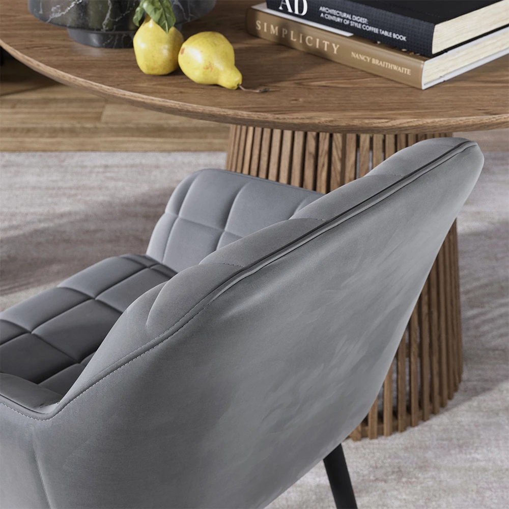 Nahaufnahme von Esszimmerstuhl in Grau, zeigt Textur/Details