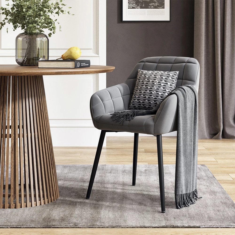 Esszimmerstuhl in Grau, dargestellt im Ambiente mit Dekoration