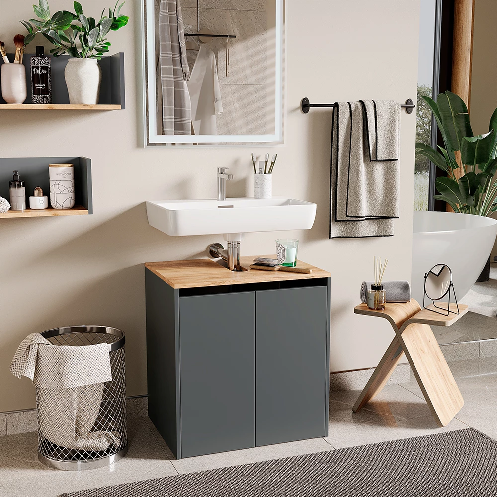 Waschbeckenunterschrank in Anthrazit/Goldkraft Eiche, dargestellt im Ambiente mit Dekoration