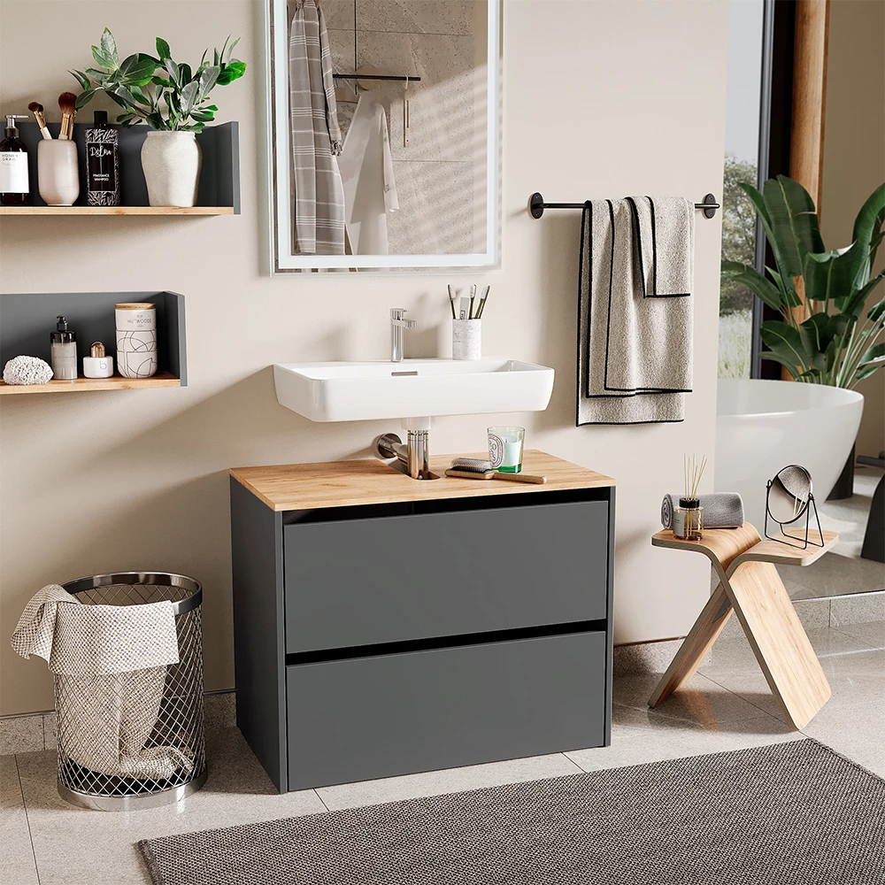 Waschbeckenunterschrank in Anthrazit/Goldkraft Eiche, dargestellt im Ambiente mit Dekoration