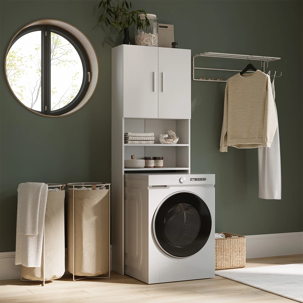 Waschmaschinenschrank in Weiß, dargestellt im Ambiente mit Dekoration