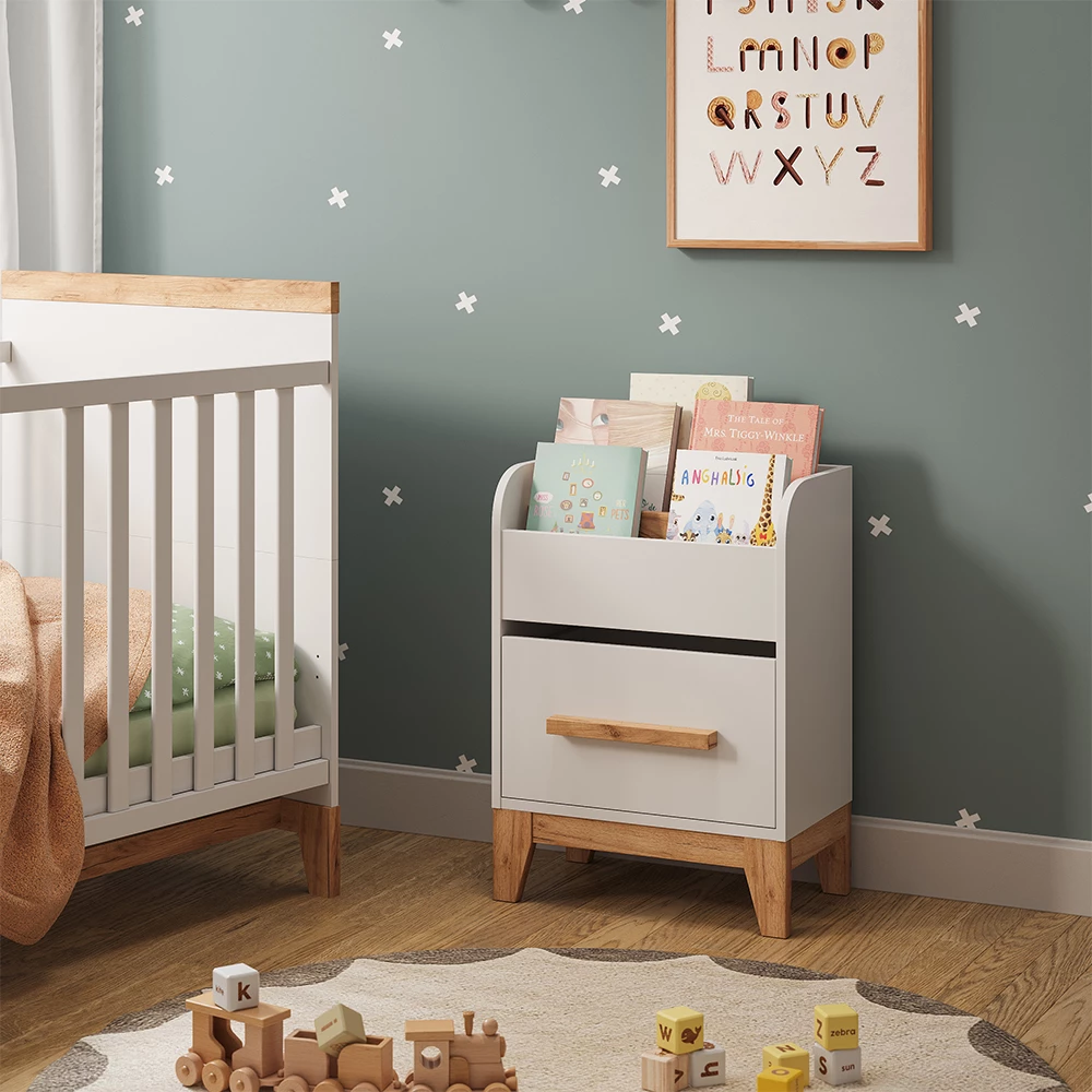 Kinderregal in Weiß auf weißem Hintergrund