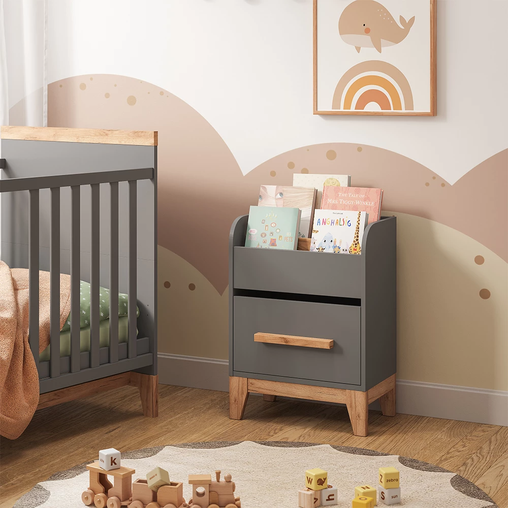 Kinderregal in Grau auf weißem Hintergrund