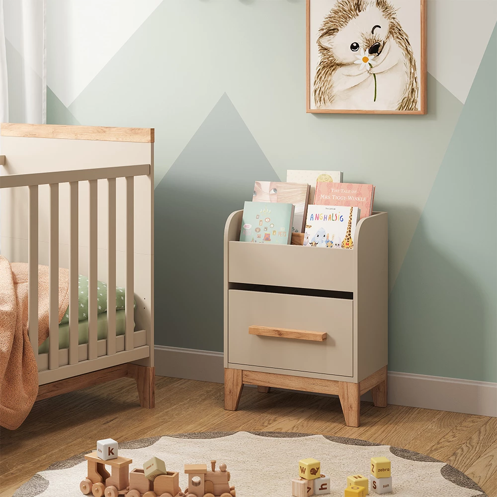 Kinderregal in Cashmere auf weißem Hintergrund