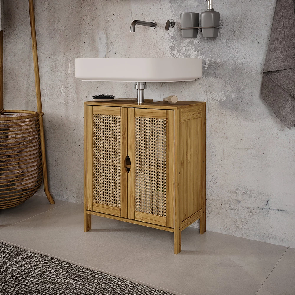 Waschbeckenunterschrank in Bambus, dargestellt im Ambiente mit Dekoration