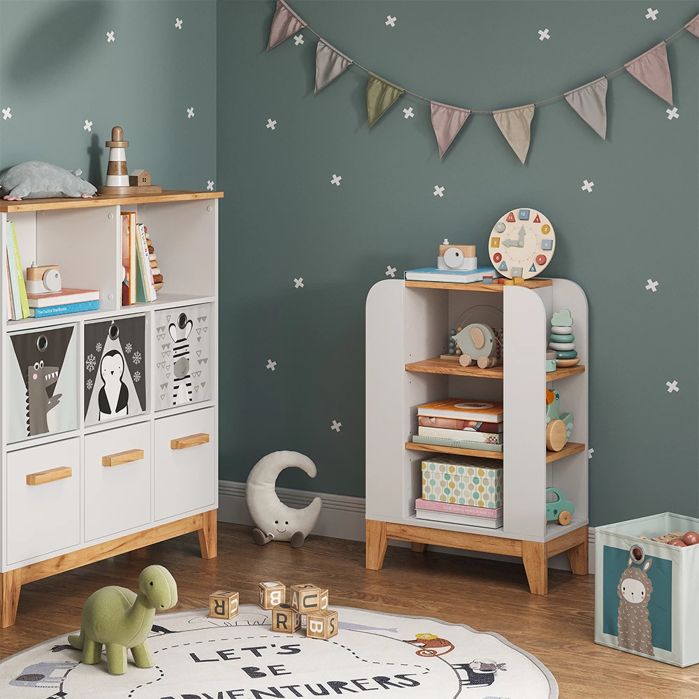 Kinderregal in Weiß auf weißem Hintergrund