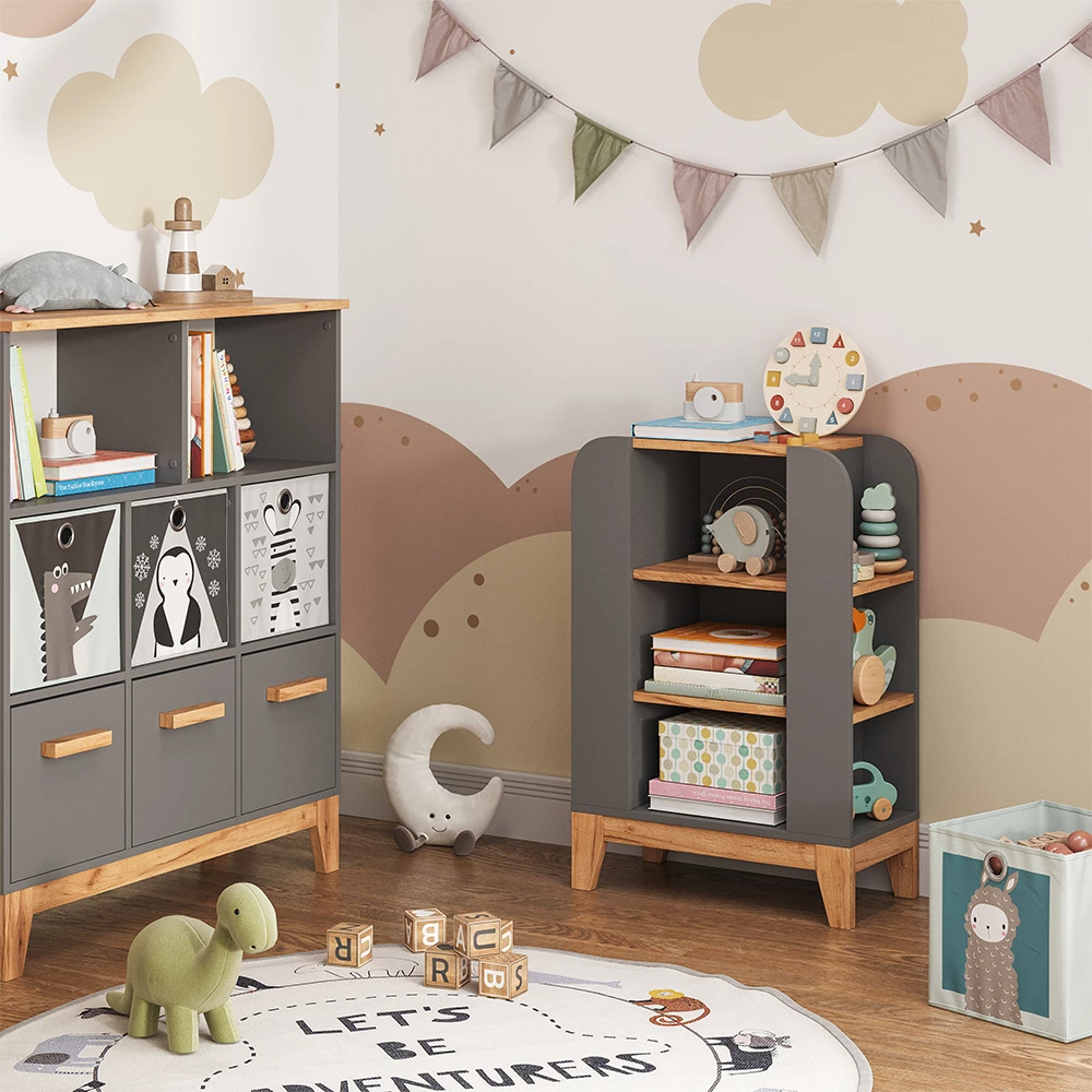 Kinderregal in Grau auf weißem Hintergrund