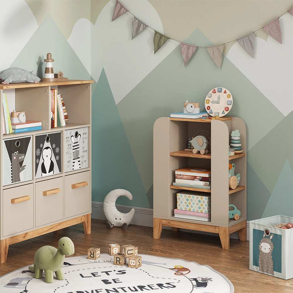 Kinderregal in Cashmere auf weißem Hintergrund