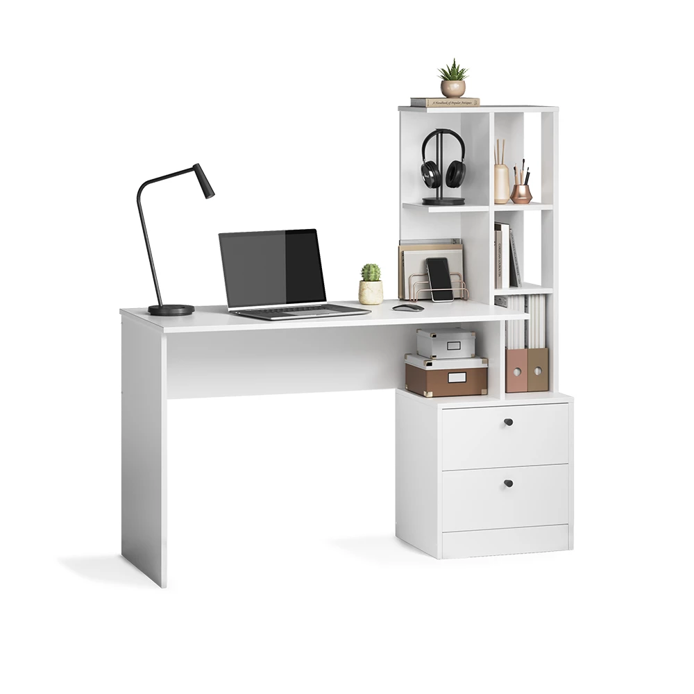 Schreibtisch in Weiß auf weißem Hintergrund mit dekorativen Elementen