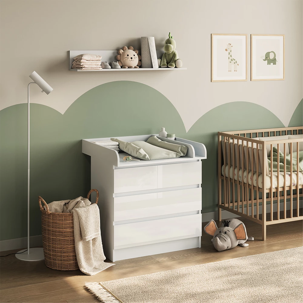 Wickelkommode in Weiß, dargestellt im Ambiente mit Dekoration