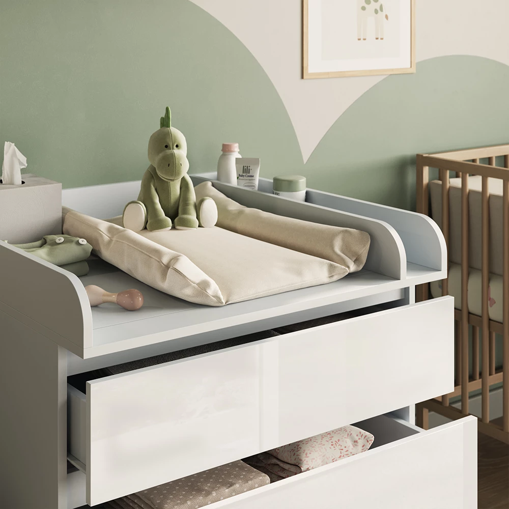 Nahaufnahme von Wickelkommode in Weiß, zeigt Textur/Details