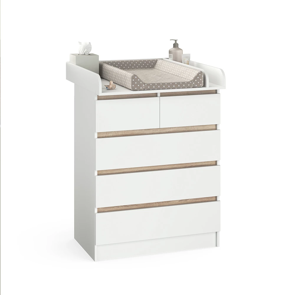 Commode à langer en Blanc sur fond blanc avec des éléments décoratifs
